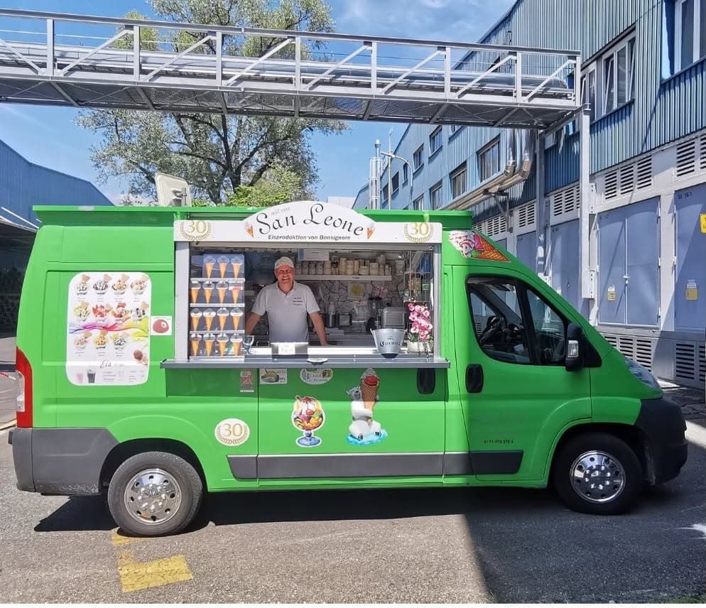 Grüner San-Leone-Eiswagen mit Bedienfenster in Singen